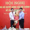 Ông Lương Cường (phải), Ủy viên Bộ Chính trị, Thường trực Ban Bí thư tặng hoa và trao quyết định cho đồng chí Nguyễn Văn Gấu nhận trọng trách mới. (Ảnh: Danh Lam/TTXVN)