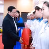 Thủ tướng Phạm Minh Chính tặng quà cho công nhân, người lao động có hoàn cảnh khó khăn. (Ảnh: Dương Giang/TTXVN)