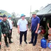 Phó Chủ tịch UBND tỉnh Sơn La Nguyễn Thành Công và lãnh đạo huyện Mường La tham quan khu ở tạm của nhân dân bản Nà Chà, xã Pi Toong. (Ảnh: Quang Quyết/TTXVN)