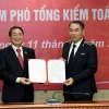 Ủy viên Ban Chấp hành Trung ương Đảng, Phó Chủ tịch Quốc hội Nguyễn Đức Hải trao Nghị quyết và chúc mừng tân Phó Tổng Kiểm toán nhà nước Trần Minh Khương. (Nguồn: Báo Kiểm Toán)