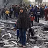 Người dân Palestine bên đống đổ nát của những tòa nhà bị phá hủy sau các cuộc không kích của Israel tại thành phố Rafah, Dải Gaza ngày 12/2/2024. (Ảnh: THX/TTXVN)