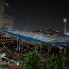 Hiện trường vụ đổ biển quảng cáo ở Mumbai, Ấn Độ, ngày 13/5. (Ảnh: AFP/TTXVN)