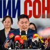 Thủ tướng Mông Cổ, ông Luvsannamsrain Oyun-Erdene (phía trước) trong cuộc họp báo tuyên bố chiến thắng của đảng MPP tại thủ đô Ulaanbaatar, ngày 29/6/2024. (Ảnh: Aaljazeera.com/TTXVN)
