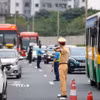 Lực lượng cảnh sát giao thông và thanh tra giao thông phân luồng phương tiện trên cao tốc Pháp Vân hướng đi vào Thủ đô Hà Nội. (Ảnh: TTXVN)