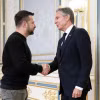 Ngoại trưởng Mỹ Antony Blinken (phãi) và Tổng thống Ukraine Volodymyr Zelensky tại cuộc gặp ở Kiev, Ukraine, ngày 14/5/2024. (Ảnh: AFP/TTXVN)