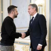 Ngoại trưởng Mỹ Antony Blinken (phãi) và Tổng thống Ukraine Volodymyr Zelensky tại cuộc gặp ở Kiev, Ukraine, ngày 14/5/2024. (Ảnh: AFP/TTXVN)