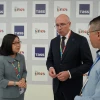 Phó Tổng giám đốc TTXVN Đoàn Thị Tuyết Nhung trao đổi với Tổng giám đốc TASS Andrey Kondrashov. (Ảnh: TTXVN)