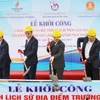 Các đại biểu thực hiện nghi thức khởi công xây dựng công trình. (Ảnh: Hoàng Nguyên/TTXVN)