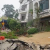 Đất ở dãy phố Tùng Tung ngày càng trồi lên cao khiến nhiều ngôi nhà bị xô nghiêng và có nguy cơ sập hoàn toàn. (Ảnh: Hương Thu/TTXVN)