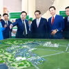 Thủ tướng Phạm Minh Chính xem mô hình quy hoạch tỉnh Bắc Ninh. (Ảnh: Dương Giang/TTXVN)