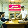 Đại diện Vùng 4 Hải quân bàn giao biên bản ngư dân Phú Yên cho ngư dân và địa phương. (Ảnh: TTXVN phát)