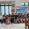 Các công dân Việt Nam bị lừa, cưỡng bức lao động tại Campuchia được bàn giao về Việt Nam. (Ảnh: TTXVN phát)