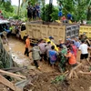 Lực lượng cứu hộ chuyển thi thể một nạn nhân sau lũ lụt và lở đất ở huyện Padang Pariaman, Tây Sumatra, Indonesia ngày 8/3/2024. (Ảnh: THX/TTXVN)