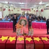 Các đại biểu thắp hương tưởng nhớ các liệt sỹ. (Ảnh: TTXVN phát)