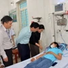 Lãnh đạo huyện Yên Thành và Sở Y tế Nghệ An thăm hỏi bệnh nhân. (Nguồn: Sức khỏe & Đời sống)