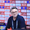 Gương mặt của ông Philippe Troussier trong cuộc họp báo sau trận thua Indonesia tối 26/3 trên Sân Vận động Quốc gia Mỹ Đình. (Ảnh: Hoàng Linh/TTXVN)