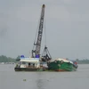 Phương tiện khai thác khoáng sản (cát) trên sông Tiền, đoạn thuộc huyện Châu Thành, tỉnh Đồng Tháp. (Ảnh: Nhựt An/TTXVN)