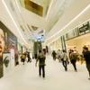 Người dân tham quan, mua sắm tại Lotte Mall Tây Hồ. (Ảnh: Tuấn Đức/TTXVN)