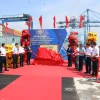 Các đại biểu thực hiện nghi thức gắn biển hoàn thành xây dựng cầu cảng số 3, 4 Cảng cửa ngõ Quốc tế Hải Phòng-Khu bến cảng Lạch Huyện. (Ảnh: Hoàng Ngọc/TTXVN)