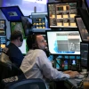 Giao dịch viên tại Sàn chứng khoán New York, Mỹ. (Ảnh: THX/TTXVN)