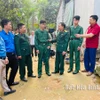 Lãnh đạo Ban Chỉ huy quân sự huyện, xã Kim Bôi động viên hai anh em Quách Chí Bảo và Quách Xuân Bắc trước khi lên đường nhập ngũ. (Nguồn: Báo Hòa Bình)