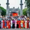 Đoàn chụp ảnh lưu niệm trước Đền Quốc Tổ Lạc Long Quân. (Nguồn: Báo Người Lao động)