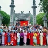Đoàn chụp ảnh lưu niệm trước Đền Quốc Tổ Lạc Long Quân. (Nguồn: Báo Người Lao động)