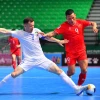 Futsal Việt Nam (áo đỏ) thua ngược trước Futsal Uzbekistan. (Nguồn: UFA)