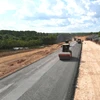 Các phương tiện thi công dự án cao tốc đường bộ Vạn Ninh - Cam Lộ đoạn qua huyện Gio Linh, tỉnh Quảng Trị. (Ảnh: Nguyên Lý/TTXVN)