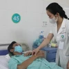 Bác sỹ thăm khám và dặn dò người bệnh trước khi xuất viện. (Nguồn: Báo Sức khỏe & Đời sống)