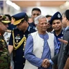 Ông Muhammad Yunus (giữa) tại sân bay Hazrat Shahjalal ở Dhaka ngày 8/8. (Ảnh: Getty Images/TTXVN)