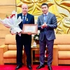 Chủ tịch Liên hiệp các tổ chức hữu nghị Việt Nam Phan Anh Sơn trao tặng tặng Kỷ niệm chương “Vì Hòa bình, Hữu nghị giữa các dân tộc” cho Đại sứ Abdelhamid Boubazine. (Ảnh: Việt Đức/TTXVN)