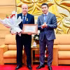 Chủ tịch Liên hiệp các tổ chức hữu nghị Việt Nam Phan Anh Sơn trao tặng tặng Kỷ niệm chương “Vì Hòa bình, Hữu nghị giữa các dân tộc” cho Đại sứ Abdelhamid Boubazine. (Ảnh: Việt Đức/TTXVN)