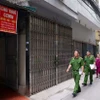 Tổ công tác liên ngành liên ngành phường Trung Hoà, quận Cầu Giấy kiểm tra công tác PCCC tại các cơ sở kinh doanh nhà trọ, chung cư mini. (Ảnh: Phạm Kiên/TTXVN)