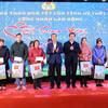 Lãnh đạo tỉnh Thái Bình trao quà Tết của Chủ tịch Quốc hội Vương Đình Huệ cho đoàn viên, người lao động có hoàn cảnh khó khăn. (Ảnh: Thế Duyệt/TTXVN)