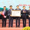 Phó Thủ tướng Trần Hồng Hà trao Quyết định công bố Quy hoạch tỉnh Điện Biên cho lãnh đạo tỉnh Điện Biên. (Ảnh: Trung Kiên/TTXVN)