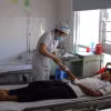 Bác sỹ Bệnh viện Đa khoa Tâm Trí Nha Trang chăm sóc sức khỏe cho bệnh nhân nghi ngộ độc thực phẩm sau khi ăn sáng 5/4. (Ảnh: Phan Sáu/TTXVN)