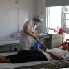 Bác sỹ Bệnh viện Đa khoa Tâm Trí Nha Trang chăm sóc sức khỏe cho bệnh nhân nghi ngộ độc thực phẩm sau khi ăn sáng 5/4. (Ảnh: Phan Sáu/TTXVN)