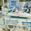 Em bé đang được theo dõi, điều trị tại Bệnh viện Nhi đồng Đồng Nai. (Nguồn: Báo Đồng Nai)