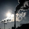 Khói bốc lên từ một nhà máy ở Paris, Pháp. (Ảnh: AFP/TTXVN)
