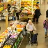 Người tiêu dùng mua sắm tại một siêu thị ở Ontario, Canada. (Ảnh: THX/TTXVN)