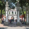 Khách du lịch tham quan Văn Miếu-Quốc Tử Giám. (Ảnh: Hoàng Hiếu/TTXVN)