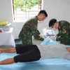 Quân y đảo Sơn Ca phẫu thuật cho bệnh nhân Doanh. (Nguồn: TTXVN phát)