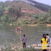 Gia đình và lực lượng chức năng tìm kiếm học sinh bị đuối nước. (Nguồn: Báo Lạng Sơn)