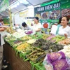 Các gian hàng thu hút đông đảo du khách tham quan và thưởng thức. )(Ảnh: Ánh Tuyết/TTXVN)