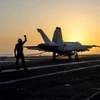 Máy bay chiến đấu của Mỹ hạ cánh trên tàu USS Dwight D. Eisenhower ở Biển Đỏ. (Nguồn: AP)