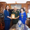 Quyền Chủ tịch nước Võ Thị Ánh Xuân đến thăm, động viên, tặng quà cựu chiến binh Trần Đình Thị (phường Duy Tân, thành phố Kon Tum). Ảnh: Khoa Chương - TTXVN