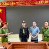 Cơ quan Cảnh sát Điều tra đọc lệnh bắt tạm giam đối với ông Tạ Quốc Dân, Phó Giám đốc Công ty TNHH Duy Thành. (Ảnh: TTXVN phát)