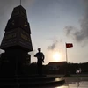Chiến sỹ hải quân Việt Nam canh gác bên cột mốc chủ quyền ở trung tâm đảo Trường Sa. (Ảnh: Hồng Đạt/TTXVN)