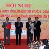 Phó thủ tướng Trần Lưu Quang thay mặt Chính phủ trao Quyết định phê duyệt Quy hoạch tỉnh Lâm Đồng thời kỳ 2021-2030. (Ảnh: Quốc Hùng/TTXVN)